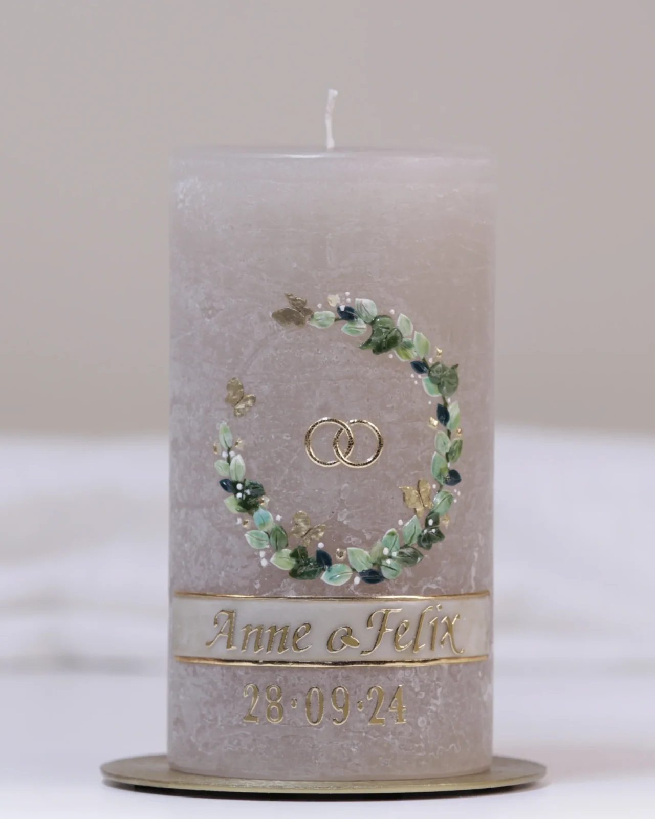 Hochzeitskerze „Anne & Felix“ sandgrau – personalisiert mit Namen & Datum · Kerzen Pfeilstetter · Kerzen Pfeilstetter F3455